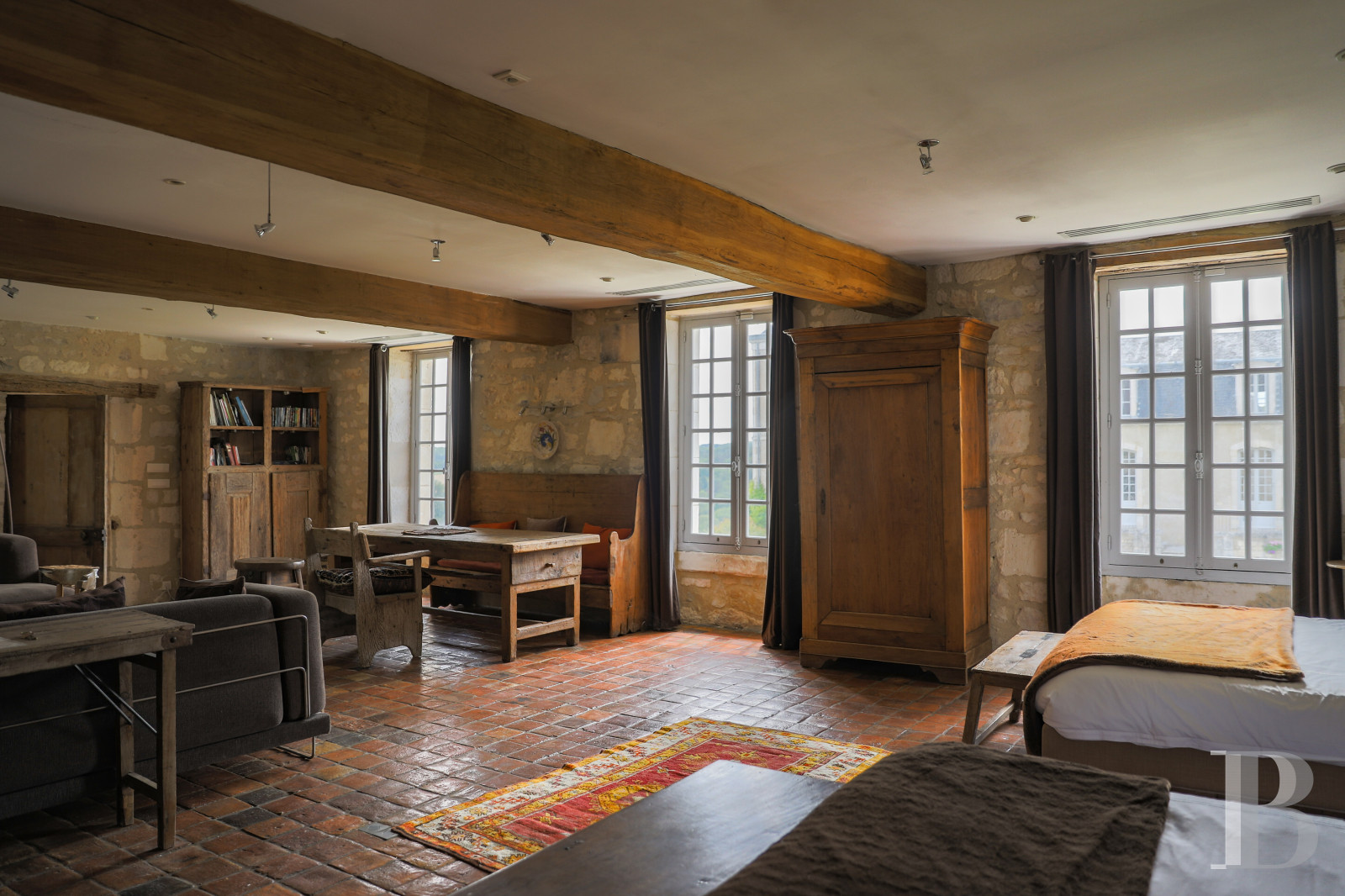 En Bourgogne, non loin de Vézelay, un château en bord de falaise surplombant l’Yonne - photo  n°25